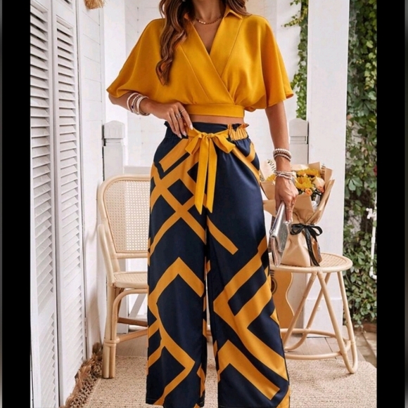 Solid Color Cropped Top With Collar And Geometric Pattern - Picture 2 of 3